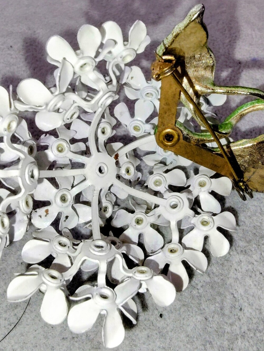 1950s Dome White Cold Enamel Hydrangea Brooch with Aurora Rhinestones 3.5" - Picture 2 of 3
